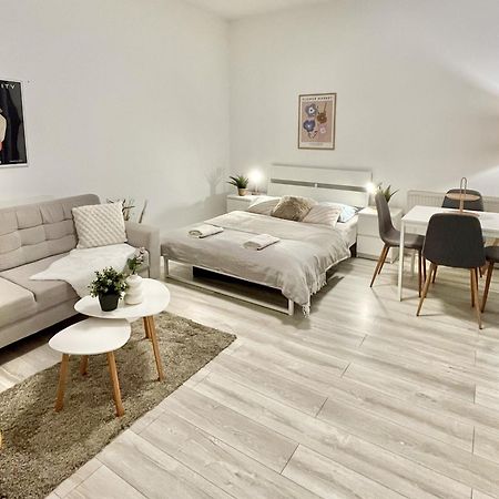Apartment Robin - Old Town Братислава Экстерьер фото
